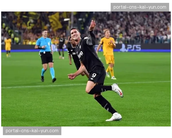 特写：弗拉霍维奇主罚点球前，面对空旷看台的长时间凝视