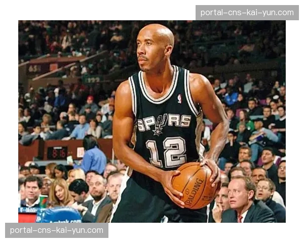 特写：进球献给刚出生的女儿，鲍文展示纪念球衣